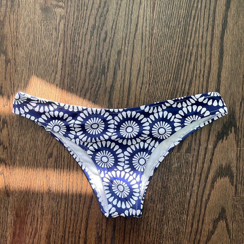 Patterned bikini bottoms- never worn